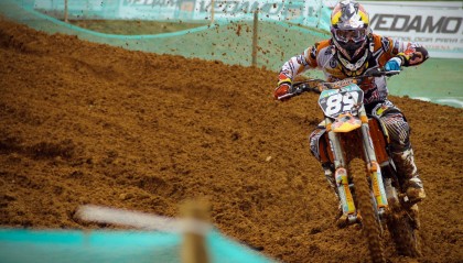 开云体育下载-当坚韧成为武器，公牛如何用旧时代篮球击溃奇才