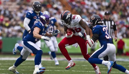 开云APP-辽宁队连续得分压制老鹰，克莱用实力证明自己，当东方铁血遇上西方孤勇